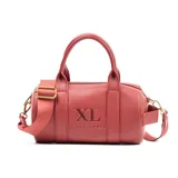 Cartera tipo baúl de diseño cilíndrico, confeccionada en material sintético con textura graneada. Presenta el logotipo de la marca XL Extra Large grabado en relieve en el frente, doble asa fija superior y una correa bandolera regulable y extraíble. Cuenta con cierre superior y herrajes metálicos dorados.