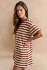 Vestido midi de manga corta con diseño de rayas horizontales en tonos marrones y beige, de corte recto y holgado.