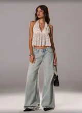 Top negro con lunares blancos, escote en V y breteles finos.