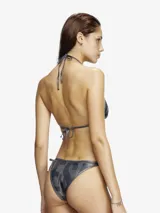 Braguitas de bikini metálicas confeccionadas en tejido elástico con fibras recicladas, protección UV, resistente al cloro y protectores solares, con lazos laterales y logo extragrande en la espalda.