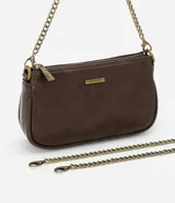 Cartera tipo baguette de la marca Satinato, confeccionada en poliuretano color marrón con acabado que imita el cuero. Presenta cierre superior con cremallera, placa metálica con el logo de la marca en el frente y correa de cadena metálica dorada desmontable.