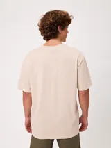 Remera Rusty de manga corta y cuello redondo, corte holgado (loose fit), confeccionada en 100% algodón.