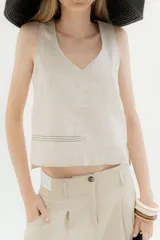 Musculosa blanca de lino con escote en V y corte crop.