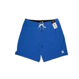 Short de baño azul con cintura elástica, cordón de ajuste blanco y logo de la marca en la pierna derecha.