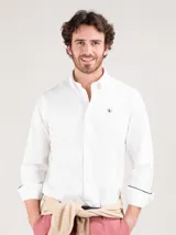 Camisa blanca de algodón con cuello button-down, corte regular fit, manga larga con puños simples y logo bordado en el pecho.