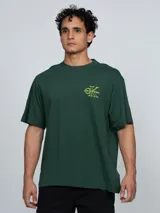 Remera Calvin Klein de manga corta y cuello redondo, color verde oscuro, confeccionada en algodón suave y transpirable. Cuenta con el monograma de la marca bordado en amarillo en el pecho.