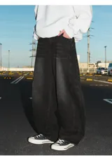 Pantalón de jean negro con lavado oscuro y efecto desgastado, de corte muy ancho (baggy) y tiro medio/alto con cintura elástica. Presenta bolsillos delanteros y traseros.
