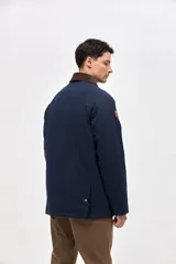 Campera de gabardina color marrón con cuello de pana en tono oscuro. Presenta cierre frontal con botones a presión, bolsillos laterales con solapa y diseño de calce clásico.