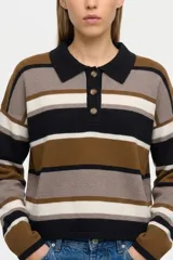 Sweater tejido de punto con cuello tipo polo y cierre frontal de tres botones. Presenta un diseño a rayas horizontales en tonos negro, marrón y blanco.