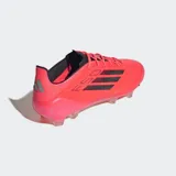 Championes de fútbol Adidas F50 Elite, color rosa neón con tres franjas negras. Presentan un empeine Fibertouch con textura Sprintweb 3D y suela Sprintframe 360 para césped natural seco.