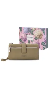 Billetera Lincoln's de mujer en color negro, confeccionada en símil cuero con textura granulada. Presenta un diseño rectangular con cierre de broche, bolsillo frontal con cierre metálico, correa de mano extraíble y logo de la marca grabado en el frente.