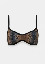 Top de bikini con estampado de piel de serpiente en tonos marrones y grises, con ribetes negros en los bordes y breteles finos.