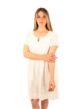 Vestido blanco de broderie con escote en V y mangas cortas.