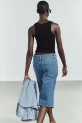 Bermuda jorts de denim celeste con efecto lavado, tiro bajo y cinco bolsillos. Cierre frontal con cremallera y botón metálico.