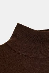 Jersey de cuello alto confeccionado en lana 100%, de manga larga y diseño clásico con acabado de tacto suave.