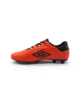 Championes de fútbol Umbro modelo Touch FG, color negro con detalles en turquesa. Presentan el logo de la marca en el lateral y suela con tapones para terreno firme.