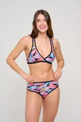 Top de bikini tipo triángulo cruzado en el escote, con tiras anchas que se cruzan en la espalda y estampado floral sobre base negra.