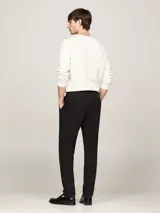 Pantalón chino negro de corte cónico, confeccionado en satén de algodón elástico.