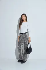 Body de manga larga en color blanco, con cuello redondo y ajuste al cuerpo. Presenta un diseño minimalista y versátil, ideal para usar como prenda base.