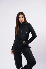 Campera deportiva con capucha, confeccionada en tela de felpa con frisa y lycra. Presenta cierre frontal metálico, bolsillos laterales y logo bordado en el pecho.