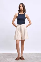 Remera azul marino de corte clásico y cuello redondo.