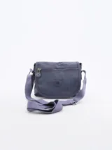 Bandolera de tela color lila con correa larga regulable.