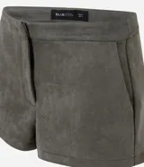 Short de gamuza sintética color verde militar con cintura alta, pretina sastrera estructurada, bolsillos laterales y cierre lateral.