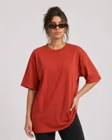 Remerón de corte oversize, color ladrillo, con cuello redondo y mangas cortas. Confeccionado en algodón.