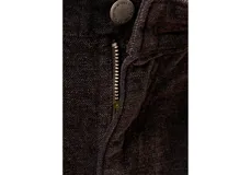 Jeans Tokio de corte recto, confeccionados en tejido con textura acanalada de color marrón oscuro, con bolsillos laterales y traseros clásicos.