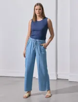 Pantalón cargo azul claro de lyocell, con pretina ancha elastizada y lazo de ajuste. Cuenta con bolsillos delanteros y laterales.