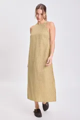 Vestido midi sin mangas, de corte recto y holgado, con cuello redondo. Presenta un estampado de rayas verticales finas en tonos amarillo claro y verde oliva/marrón.