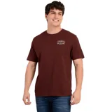 Remera de manga corta color bordó con cuello redondo y pequeño logo estampado en el pecho.