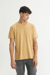 Remera básica color blanco de corte clásico y mangas cortas.