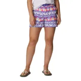 Short cargo de senderismo con estampado geométrico multicolor. Cuenta con cintura parcialmente elástica, cinturón integrado con hebilla, bolsillos laterales, bolsillos cargo y bolsillo trasero con cierre.