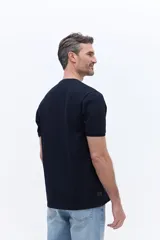 Remera de manga corta con textura, corte regular y cuello redondo. Presenta un diseño bordado en el pecho con motivos botánicos y el logo de la marca Brooksfield.