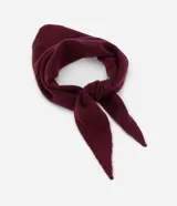 Bufanda triangular de tejido de punto, con diseño minimalista y textura suave.