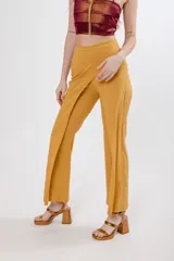 Pantalón mostaza de tela Slubb lycra de algodón elastizada, con corte palazzo y diseño cruzado en la cintura.