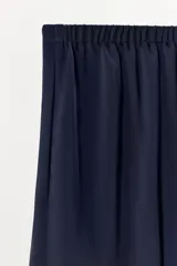 Pantalón de vestir azul marino, tiro alto, con cintura elástica y pernera recta ancha.