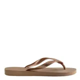 Sandalias tipo ojotas Havaianas, color marrón claro con tiras texturizadas en tono bronce metalizado.