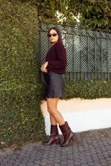 Botas de caña media de cuero marrón con textura tipo piel de cocodrilo, taco cuadrado y cierre lateral con cremallera.