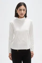 Polera de manga larga en color blanco, confeccionada en tejido de punto con cuello alto tipo polera.