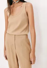Blusa sin mangas color beige, con escote redondo pronunciado (tipo U).