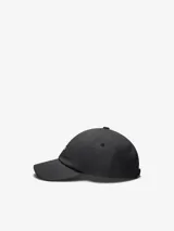 Gorra de visera corta Jacquemus modelo La Casquette Gadjo, color negro, con logotipo metálico plateado en la parte frontal.