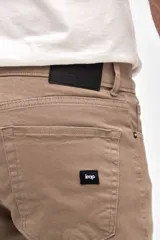 Pantalón de gabardina color marrón, con diseño de cinco bolsillos y corte recto de silueta clásica.