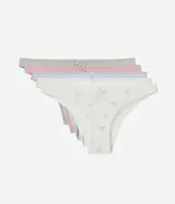 Kit de cinco bombachas tipo bikini confeccionadas en algodón con elastano, de cintura media y laterales medianos. Incluye cuatro piezas lisas en tonos verde, rosado, gris melange y blanco, y una pieza blanca con estampa floral delicada. Todas cuentan con elástico en la cintura y un pequeño lazo frontal decorativo.
