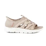 Sandalia casual color beige, con capellada de malla y tejido entretejido, tecnología Hands Free Slip-ins y Heel Pillow. Cuenta con plantilla contorneada Goga Mat y amortiguación ligera ULTRA GO.