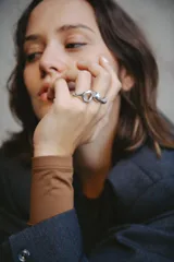 Anillo de plata 925 con diseño minimalista que combina formas geométricas y orgánicas.