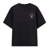 Remera de algodón color negro, de corte holgado y manga corta, con estampa circular en el pecho que incluye el logo de la marca y la frase 'Más barrio que moda'.