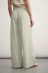 Pantalón palazzo a rayas verticales color verde y blanco.