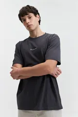 Remera de manga corta color gris oscuro, con estampado frontal de la palabra "Unlimited" en blanco y un pequeño detalle de etiqueta en la manga izquierda.